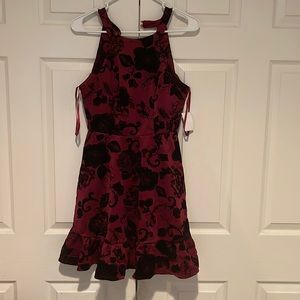 Short dress with velvet black flowers